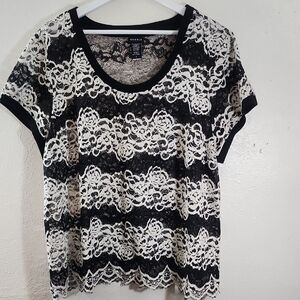 Torrid Black and White Floral Lace Top With Scalloped Hem Line Size 3X